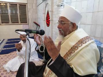 Aqaa Maulaa reciting Du'aaiyah Kalemaat in Masjid e Faatemi, Nadiad during the Majlis of Misaaq